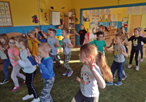 Dzieci uczą się nowego tańca